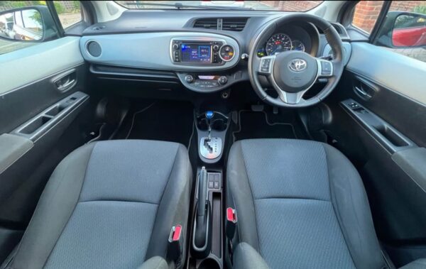 2012 Toyota Yaris - Image 11